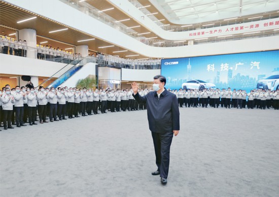 2023年4月10日至13日，中共中央總書(shū)記、國(guó)家主席、中央軍委主席習(xí)近平在廣東考察。這是12日下午，習(xí)近平在廣汽研究院向職工們揮手致意。 新華社記者 鞠鵬/攝